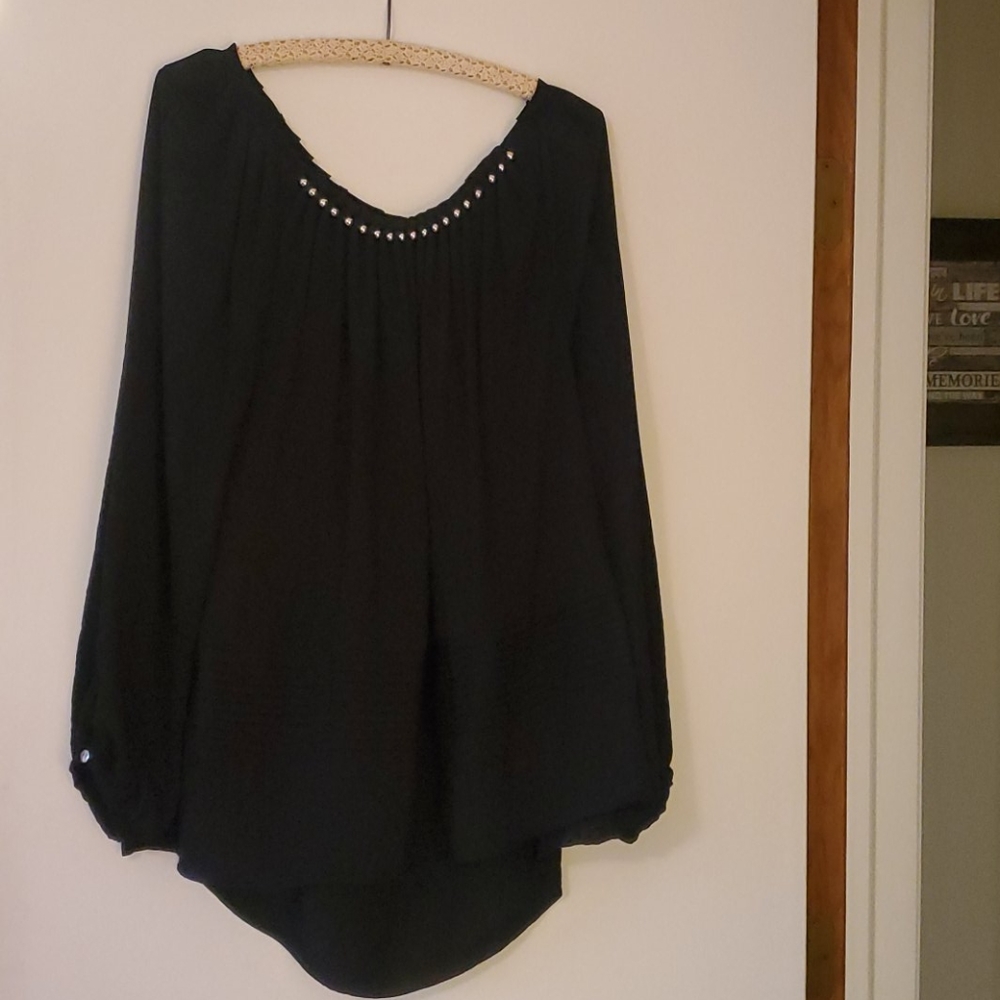 Jennifer Lopez black flowy adorable top